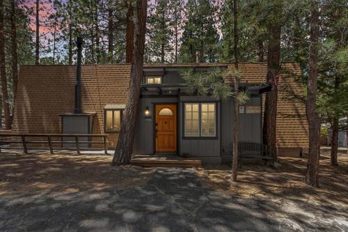 Summit Estates House | The 99 Pines Walk to Snow Summit Hot Tub