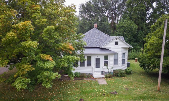 Lane House | The Abbey 6 Minute drive to Beautiful Clinton Lake!!