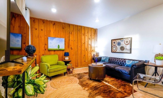 Oxford House | The Ace, 1BR King Duplex by Velvet Ditch Villas