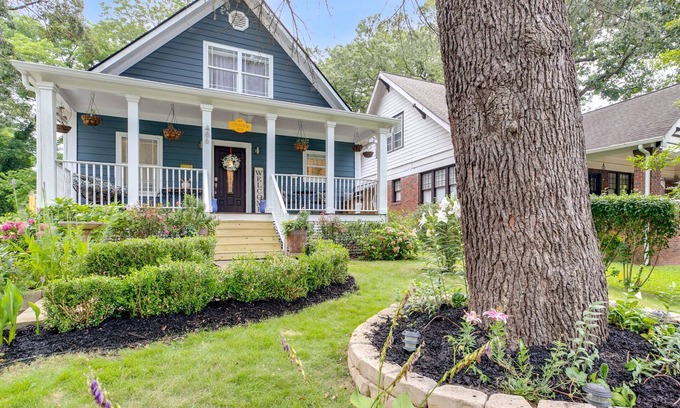 Westview House | The Agora! Minutes to Mercedes, Airport, Beltline