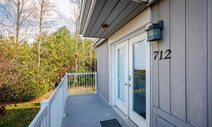 Collingwood House | The Alpine - Central Collingwood Condo