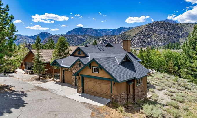 June Lake House | The Alpine Chalet - Sleeps 14!