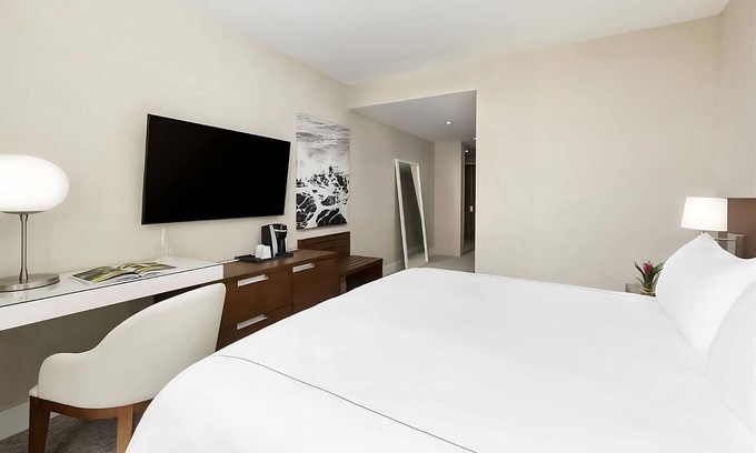 Bay Harbor Islands Hotel | The Altair Hotel Bay Harbor Miami Deluxe King Room Balcony Accessible Water View