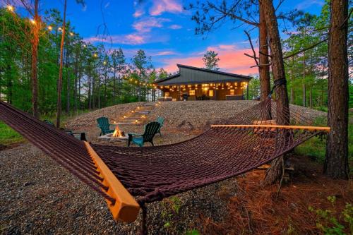 Pickens House | The Animal Crossing -Direct ATV trail access, hot tub, and fire pit near Hochatown