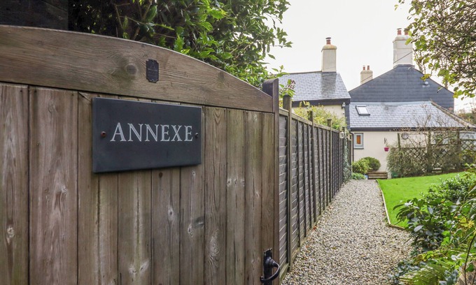 Okehampton Cottage | THE ANNEXE, pet friendly, with a garden in Sourton Down