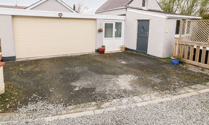 Brynteg Cottage | THE ANNEXE, pet friendly, with hot tub in Brynteg