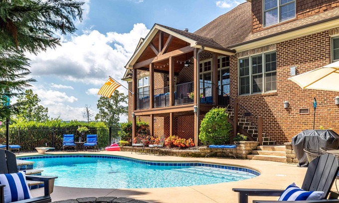 Mount Vernon House | The Annie: Poolside Mansion for Extended Luxury