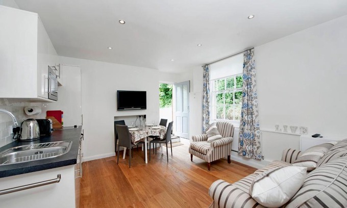 Winchester Apartment | The Apartment, 24 West End Terrace, Winchester
