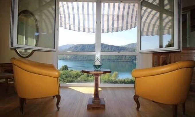 Pettenasco Apartment | The Arch in the sky per 7 persone, Una vista lago unica ed un relax in giardino per godere di quest