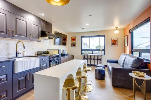 Newport Hotel | The Armstrong at The Louie Boutique Motel, Walk to Everything! Dog Friendly!