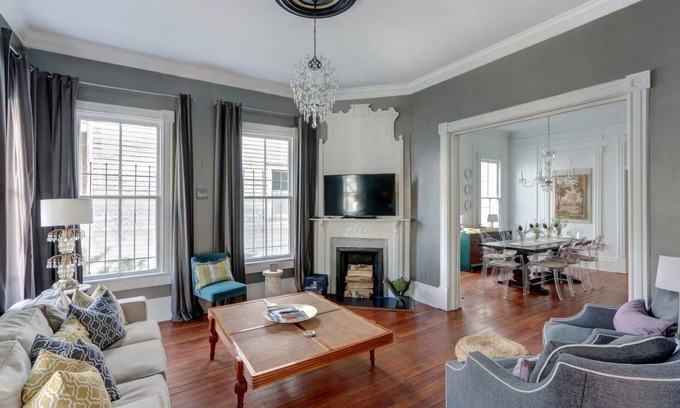 Savannah Victorian District House | The Artist Retreat - Luxury Home 1 Min. to Forsyth