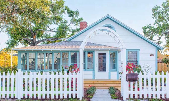 Gulf Gate Estates Cottage | The Ashton Retreat- Vibrant and Chic Cottage 5 minutes from the Beach!