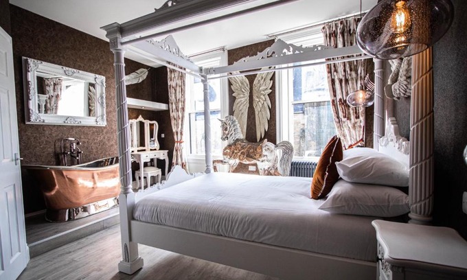 Morpeth Bed & Breakfast | The Auction House