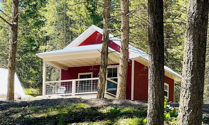 Lakeside Apartment | The Avalanche at Elk Ridge Village cabin 301E with views of Flathead Lake
