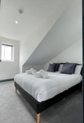 Welford Apartment | The Aylestone - Leicester City 2 Bed Top Floor Apartment , Free Parking by YO ROOM!