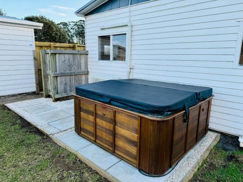Whitianga House | The Bach - Spa Pool, Pets, Scooters & Family Friendly