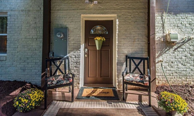 Landrum House | The Back Porch -Pet Friendly