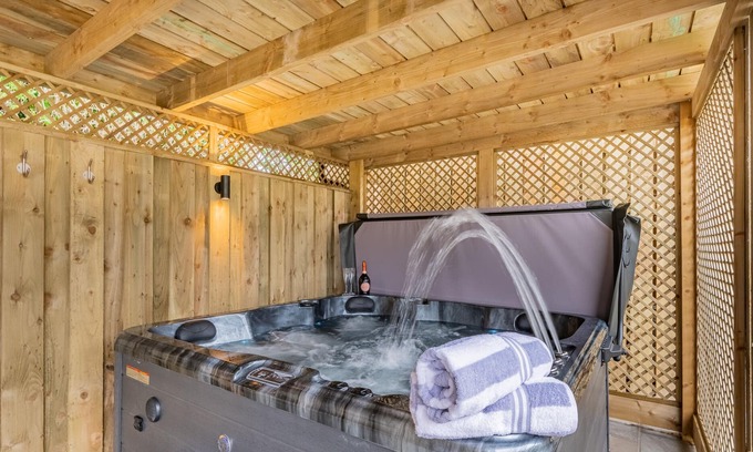 Silverdale Cottage | The Bank House- Luxury 3 bed cottage with hot tub!