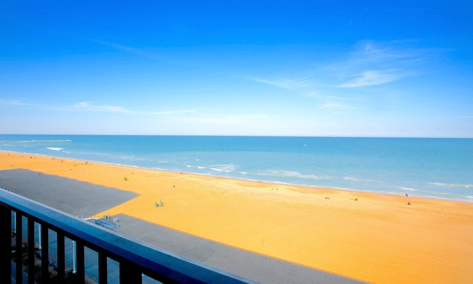 Northeast Virginia Beach Hotel | The Barclay Towers Resort Hotel