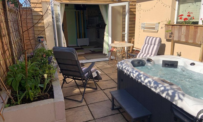 South Hayling Apartment | The Barn Seaside Studio - Sleeps 2 & Hot Tub