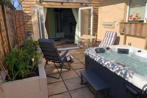 South Hayling Apartment | The Barn Seaside Studio - Sleeps 2 & Hot Tub
