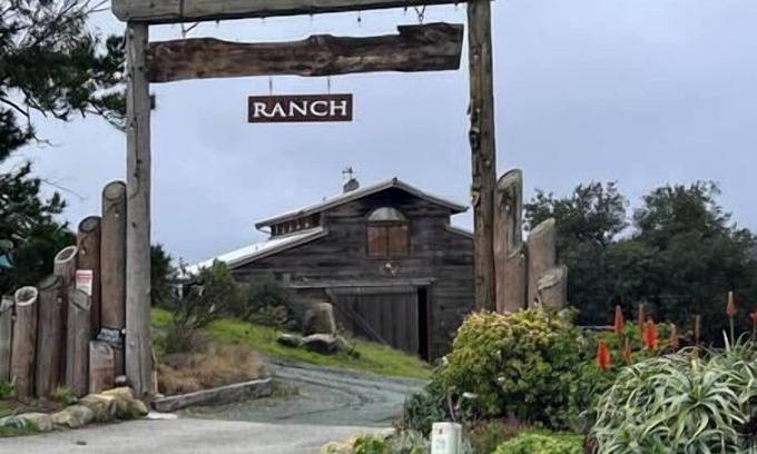 San Luis Obispo Hotel | The Barn at Eagles landing SLO