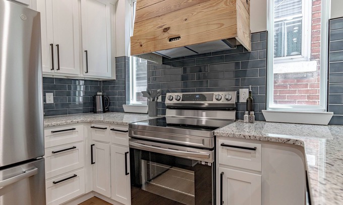 Shelby Park House | The Baroness! 4 BR Home! Near Logan Street Market!
