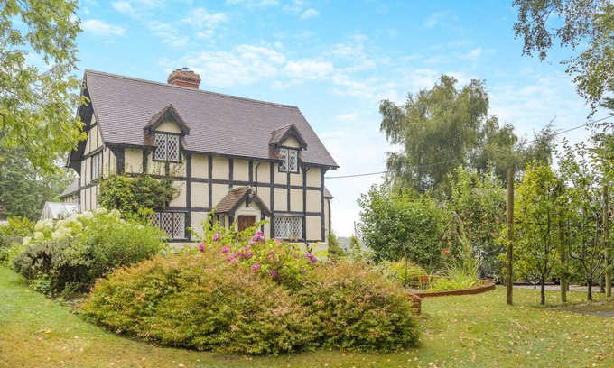 Woofferton House | The Barracks - Cottage