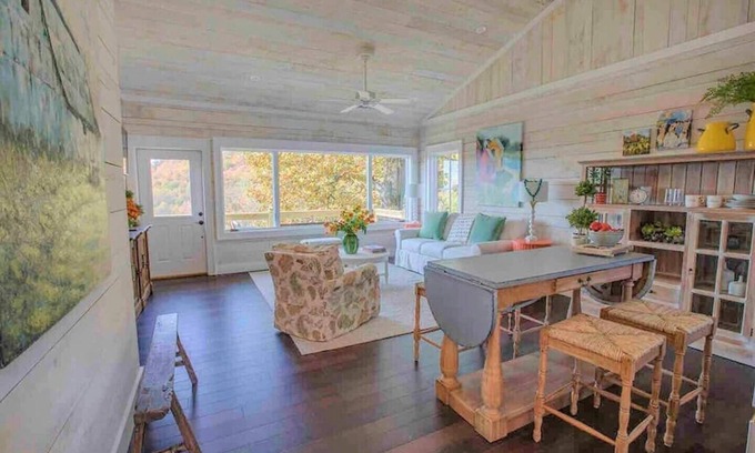 Scaly Mountain Cottage | The Barrel Room Cottage - Mountain Vineyard Getaway