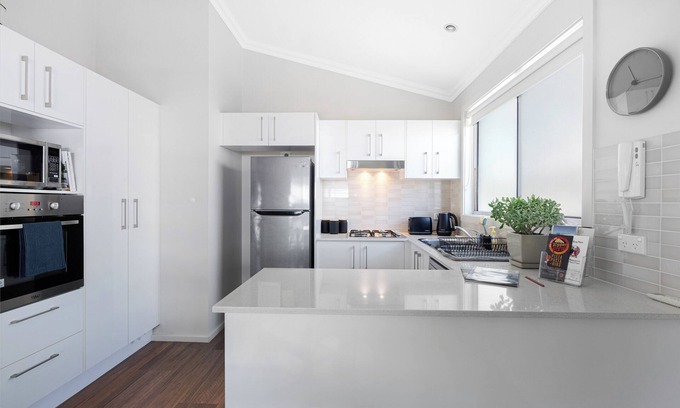 St. Georges Basin House | The Basin Breeze Retreat (Pet Friendly)
