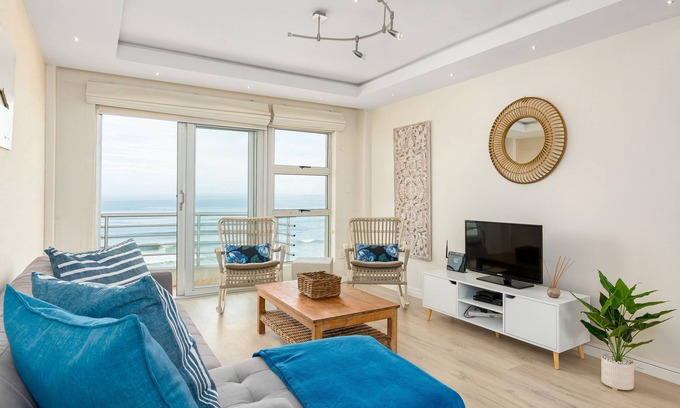 Bloubergstrand Apartment | The Bay 804