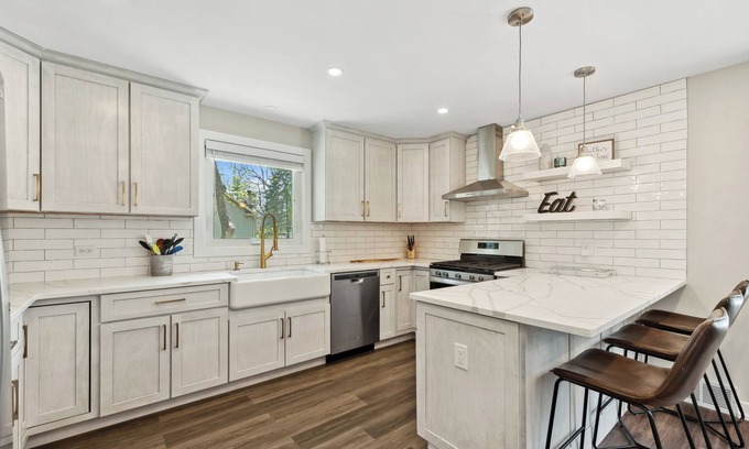 Williams Bay House | The Bay Getaway sleeps 10 + pet friendly! 3 blocks to beach, dining/entertainment & boat rentals