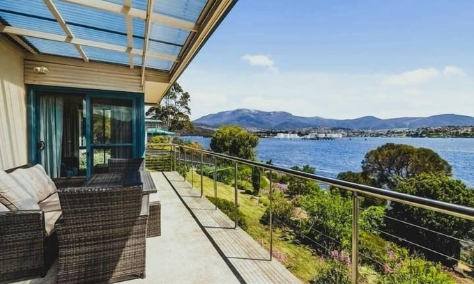 Geilston Bay House | "The Bay Waterfront" - 10 Min to CBD, Sleeps 9.