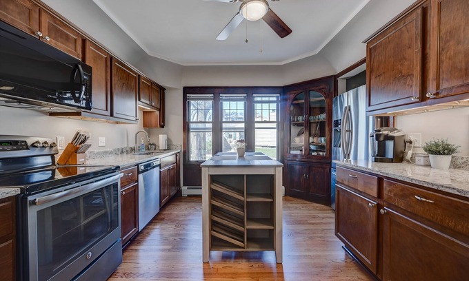 Bay View House | The Bayview Bungalow!: 5 Mins to Downtown