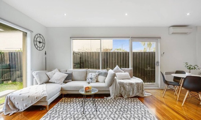 Williamstown House | The Beach Bay Townhouse in Williamstown