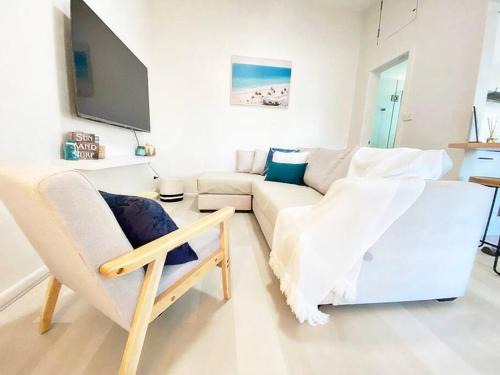 Towradgi Apartment | The Beach Pad - Renovated 1BR Steps from Towradgi