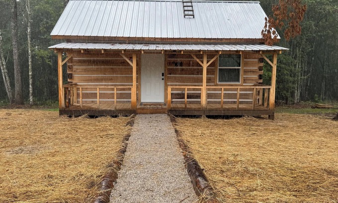 Lancing Cabin | “The Bear Cave” WhittleSticks Cabin in Lancing TN