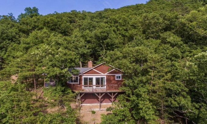 Fishers Hill Cabin | The Bear Den - Mountain Cabin w/Spectacular Views - AWD/4WD Required