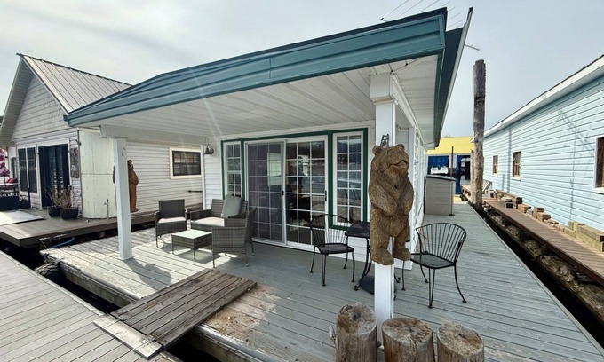 Bayview Apartment | The Bear Den