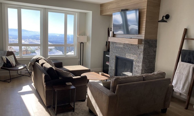 Snow Pine Estates House | The Bear House - Ski In/Out with Hot Tub + Private Garage!