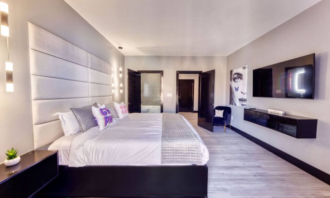 Biloxi Hotel | The Bella's Girls Night Suite, King Bed, Private Balcony