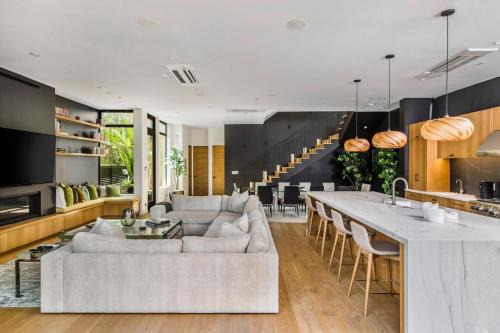 Venice House | The Bella Villa Venice Beach - luxury interior design - spa and terrace