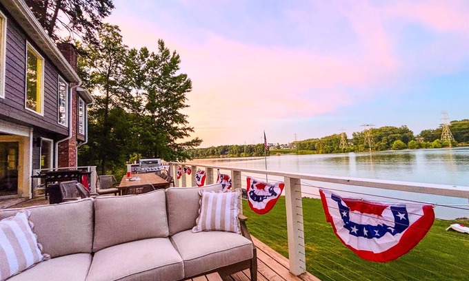 South Belmont House | The Belmont Lake Retreat -Sleeps 14 - Renovated - Private Dock