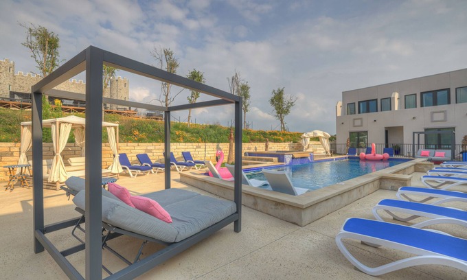 Johnson City Hotel | The Bentley Hotel - Audrey Hepburn Suite - Pool View