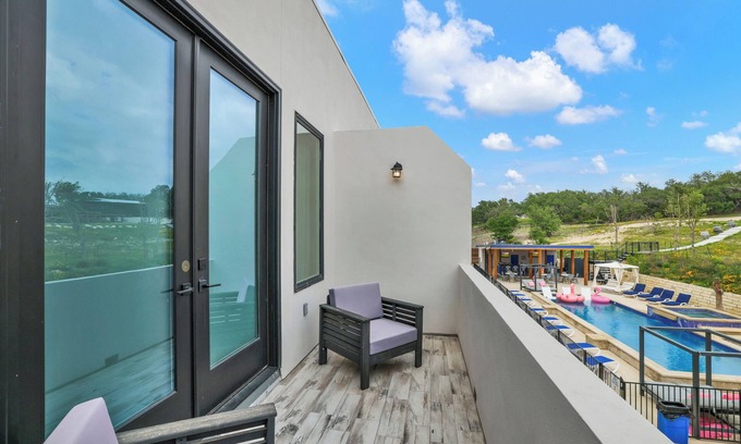 Johnson City Hotel | The Bentley Hotel - Mona Lisa Room - Pool View