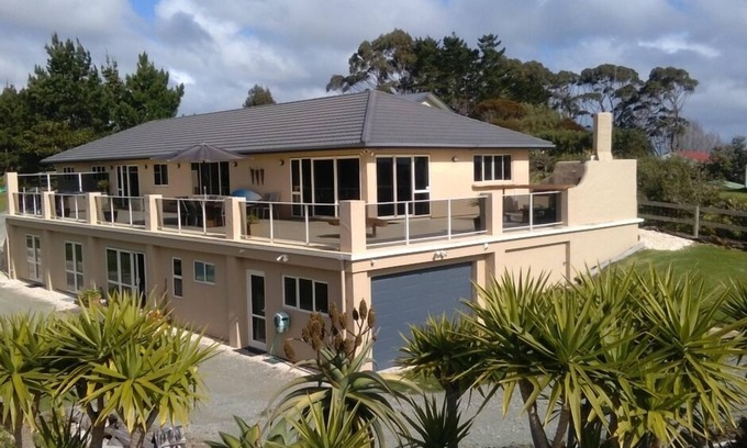 Doubtless Bay House | THE BEST LOCATED HOUSE ON THE KARIKARI PENINSULA