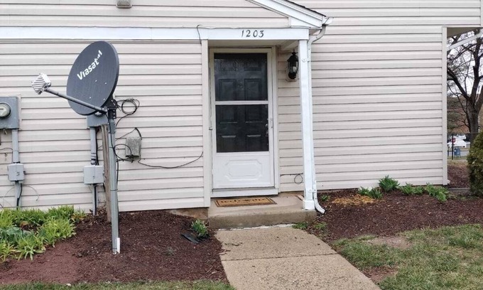 Frederick House | The Big Beautiful Townhouse with AC, WiFi in Frederick