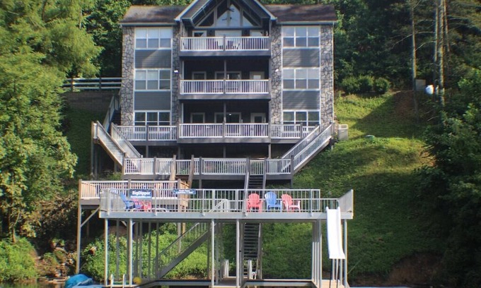 La Follette House | The Big Dipper' Dining for 30, Wet Bar, Billiards, 7 TVs, 4 master suites