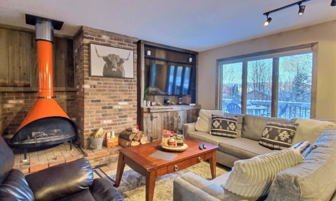 Killington Apartment | The Big Lebearski- AC, Grill, Fire Pit, Hot tub!