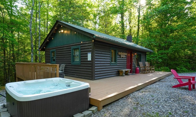Dahlonega Cabin | The Big Little Cabin-Hot Tub/Playset/7 Acres/Creek/Pet-Friendly!